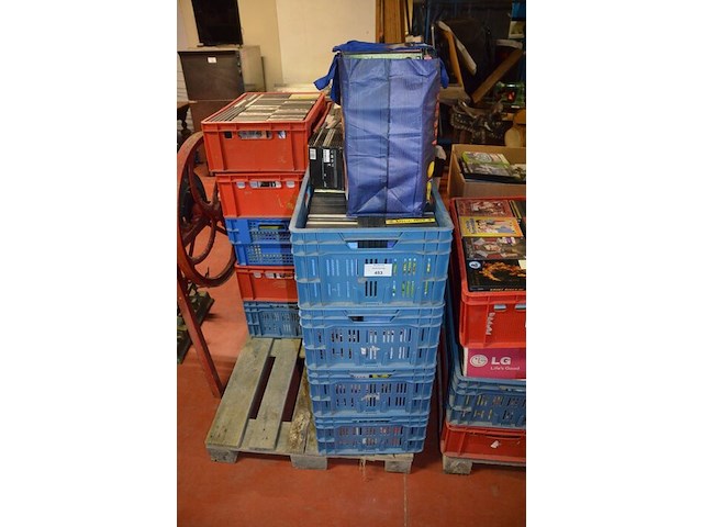 3 kisten en 1 draagtas gevuld met ca. 320 dvd's - afbeelding 1 van  9