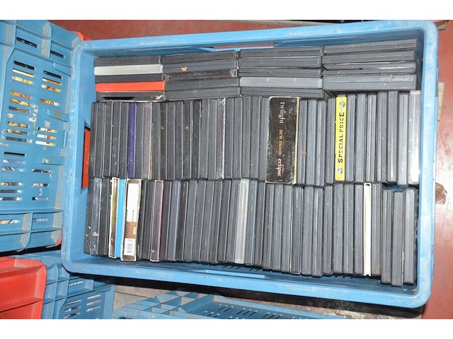 3 kisten en 1 draagtas gevuld met ca. 320 dvd's - afbeelding 9 van  9
