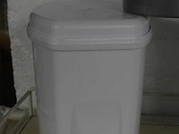 3 kleien vuilnisbakjes - afbeelding 3 van  3