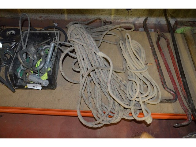 3 klimharnassen petzl, 3 valbescherming petzl, touw, 4 breekijzers, breekhamer - afbeelding 2 van  10
