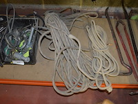 3 klimharnassen petzl, 3 valbescherming petzl, touw, 4 breekijzers, breekhamer - afbeelding 2 van  10