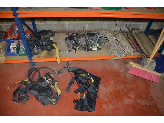 3 klimharnassen petzl, 3 valbescherming petzl, touw, 4 breekijzers, breekhamer - afbeelding 1 van  10