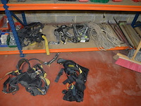 3 klimharnassen petzl, 3 valbescherming petzl, touw, 4 breekijzers, breekhamer - afbeelding 1 van  10