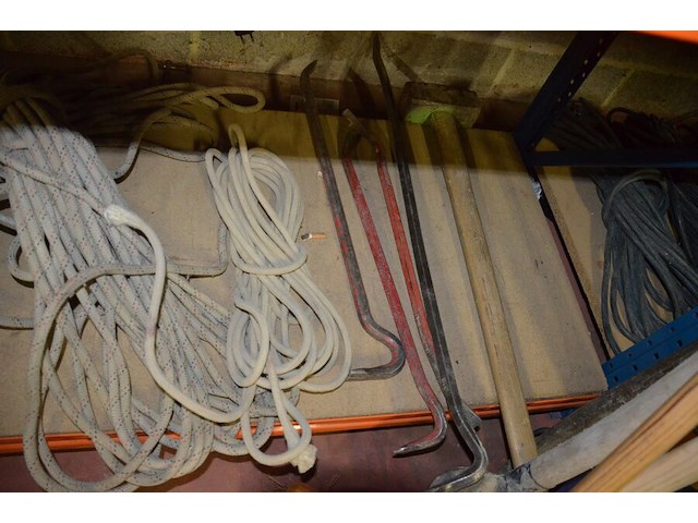 3 klimharnassen petzl, 3 valbescherming petzl, touw, 4 breekijzers, breekhamer - afbeelding 3 van  10