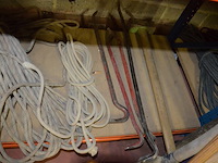 3 klimharnassen petzl, 3 valbescherming petzl, touw, 4 breekijzers, breekhamer - afbeelding 3 van  10