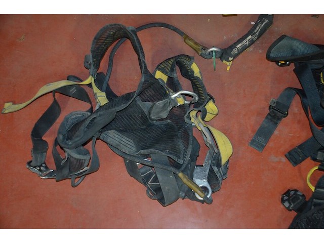 3 klimharnassen petzl, 3 valbescherming petzl, touw, 4 breekijzers, breekhamer - afbeelding 4 van  10