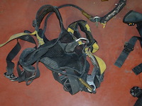 3 klimharnassen petzl, 3 valbescherming petzl, touw, 4 breekijzers, breekhamer - afbeelding 4 van  10