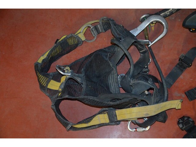3 klimharnassen petzl, 3 valbescherming petzl, touw, 4 breekijzers, breekhamer - afbeelding 5 van  10
