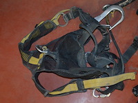 3 klimharnassen petzl, 3 valbescherming petzl, touw, 4 breekijzers, breekhamer - afbeelding 5 van  10