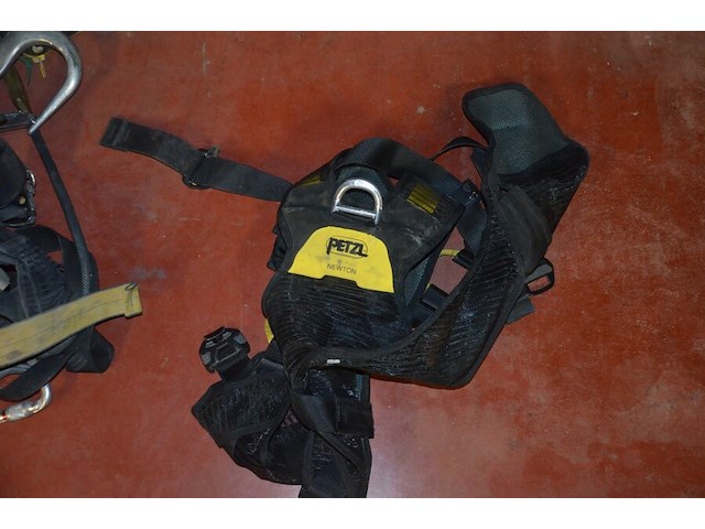 3 klimharnassen petzl, 3 valbescherming petzl, touw, 4 breekijzers, breekhamer - afbeelding 6 van  10