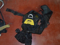 3 klimharnassen petzl, 3 valbescherming petzl, touw, 4 breekijzers, breekhamer - afbeelding 6 van  10