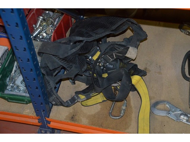 3 klimharnassen petzl, 3 valbescherming petzl, touw, 4 breekijzers, breekhamer - afbeelding 8 van  10