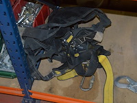 3 klimharnassen petzl, 3 valbescherming petzl, touw, 4 breekijzers, breekhamer - afbeelding 8 van  10