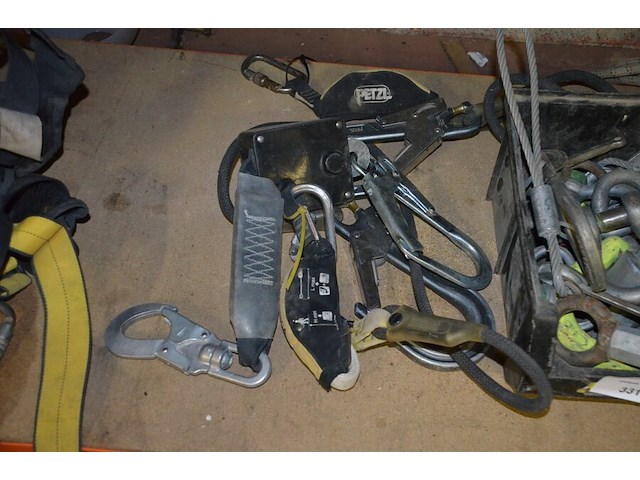 3 klimharnassen petzl, 3 valbescherming petzl, touw, 4 breekijzers, breekhamer - afbeelding 9 van  10