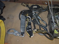 3 klimharnassen petzl, 3 valbescherming petzl, touw, 4 breekijzers, breekhamer - afbeelding 9 van  10