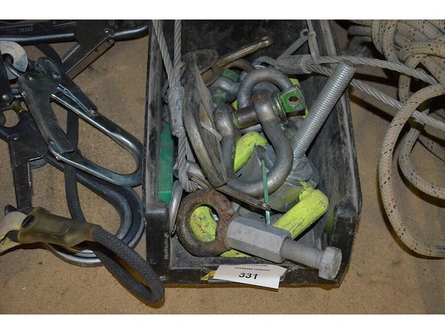 3 klimharnassen petzl, 3 valbescherming petzl, touw, 4 breekijzers, breekhamer - afbeelding 10 van  10