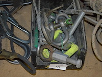3 klimharnassen petzl, 3 valbescherming petzl, touw, 4 breekijzers, breekhamer - afbeelding 10 van  10