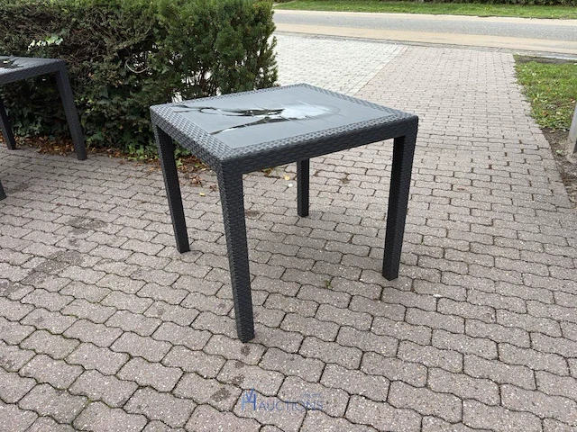 3 kunststof tuintafels - afbeelding 1 van  5