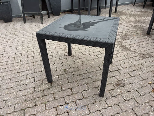 3 kunststof tuintafels - afbeelding 2 van  5