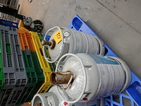 3 lege gasflessen - afbeelding 3 van  3