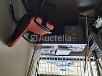 3 metalen en diverse bureaus