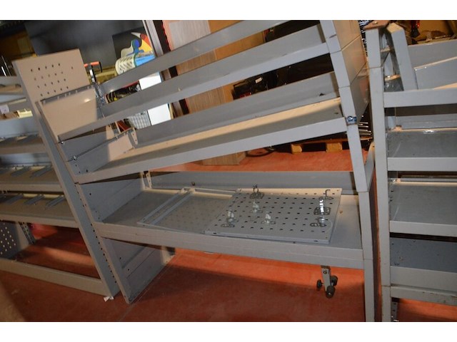 3 metalen rekken voor lichte vrachtwagen afm. 127x36x116 , 127x36x135, 127x36x135 - afbeelding 11 van  11
