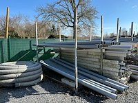 3 metalen rekken/palletten