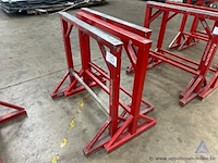 3 metalen werksteunen.