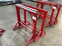 3 metalen werksteunen.