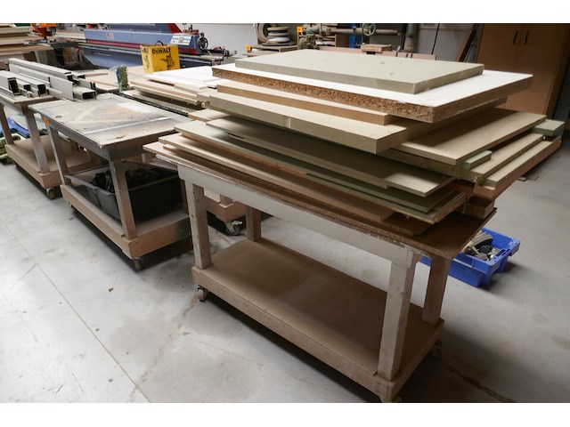 3 mobiele houten werktafels + houtresten - afbeelding 1 van  4