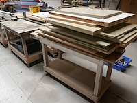 3 mobiele houten werktafels + houtresten - afbeelding 1 van  4