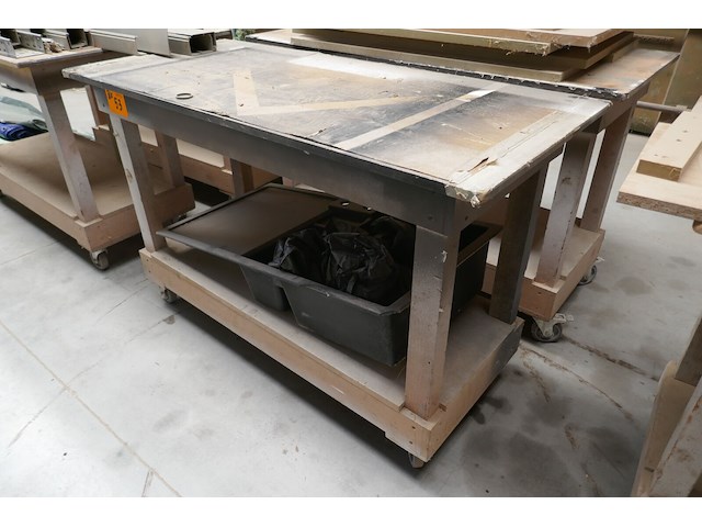 3 mobiele houten werktafels + houtresten - afbeelding 2 van  4
