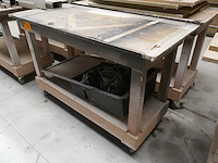 3 mobiele houten werktafels + houtresten - afbeelding 2 van  4