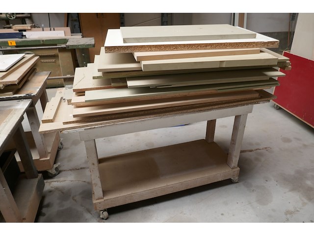 3 mobiele houten werktafels + houtresten - afbeelding 3 van  4