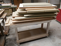 3 mobiele houten werktafels + houtresten - afbeelding 3 van  4