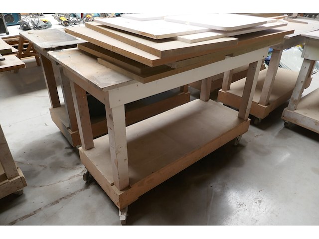 3 mobiele houten werktafels + houtresten - afbeelding 4 van  4