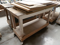 3 mobiele houten werktafels + houtresten - afbeelding 4 van  4