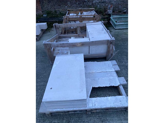 3 paletten bourgondische witsteen: banen vrije lengte breedte 50cm tegels 40/40/1,5cm 13m² - afbeelding 1 van  7