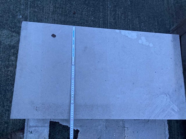 3 paletten bourgondische witsteen: banen vrije lengte breedte 50cm tegels 40/40/1,5cm 13m² - afbeelding 3 van  7