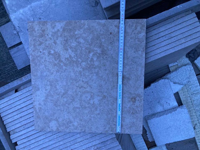 3 paletten bourgondische witsteen: banen vrije lengte breedte 50cm tegels 40/40/1,5cm 13m² - afbeelding 4 van  7