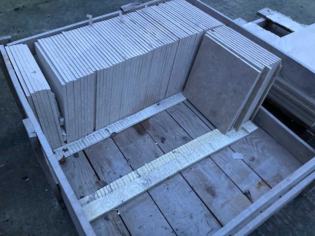 3 paletten bourgondische witsteen: banen vrije lengte breedte 50cm tegels 40/40/1,5cm 13m² - afbeelding 6 van  7