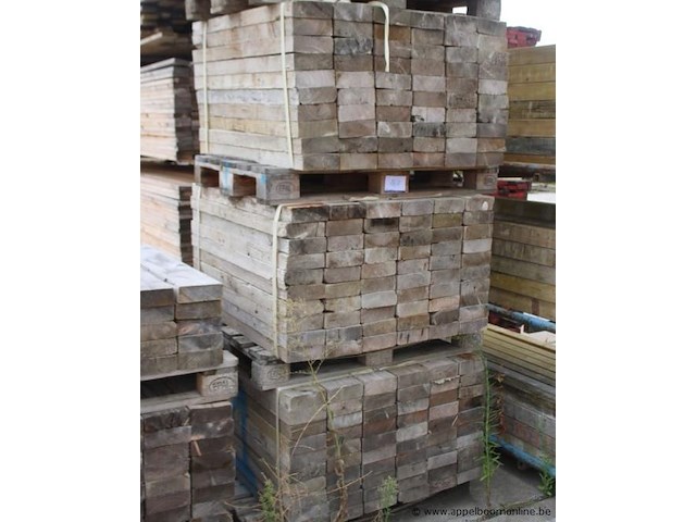 3 paletten met houten balkjes - afbeelding 1 van  1