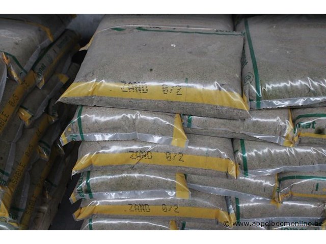 3 paletten zand lommat - afbeelding 3 van  3