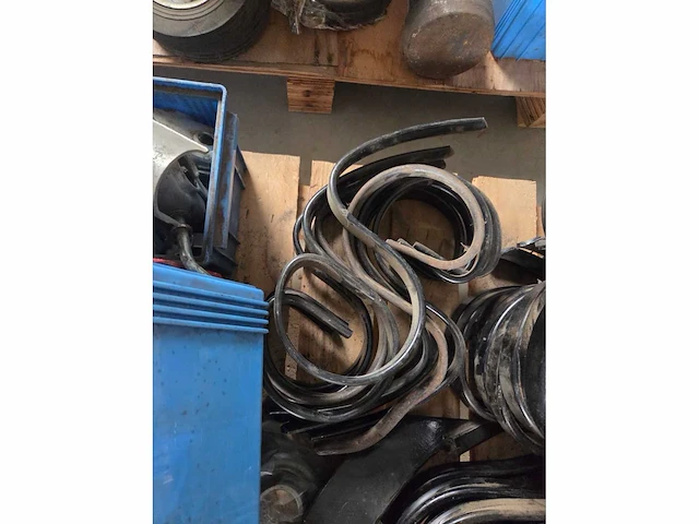 3 palleten met landbouw machine toebehoren - afbeelding 10 van  22