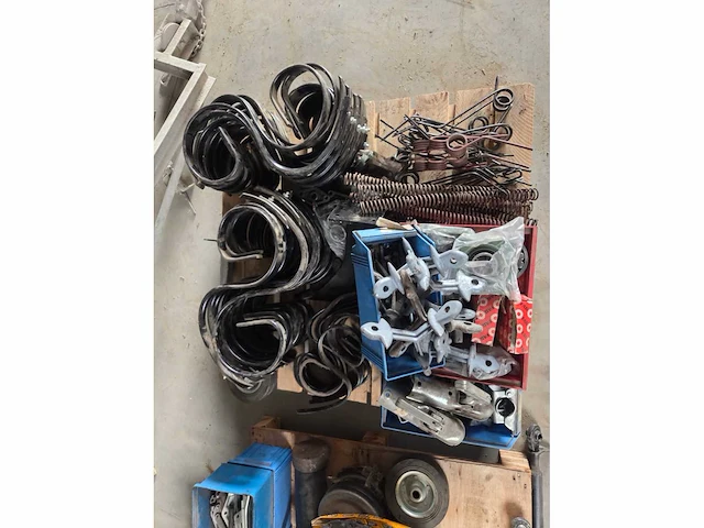 3 palleten met landbouw machine toebehoren - afbeelding 1 van  22