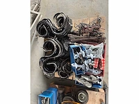 3 palleten met landbouw machine toebehoren