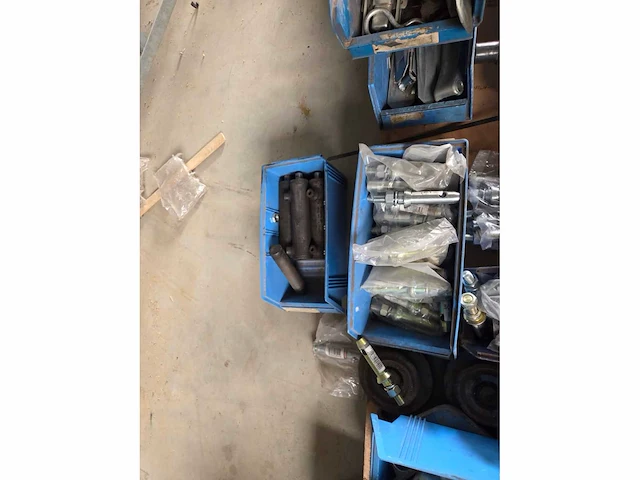 3 palleten met landbouw machine toebehoren - afbeelding 16 van  22