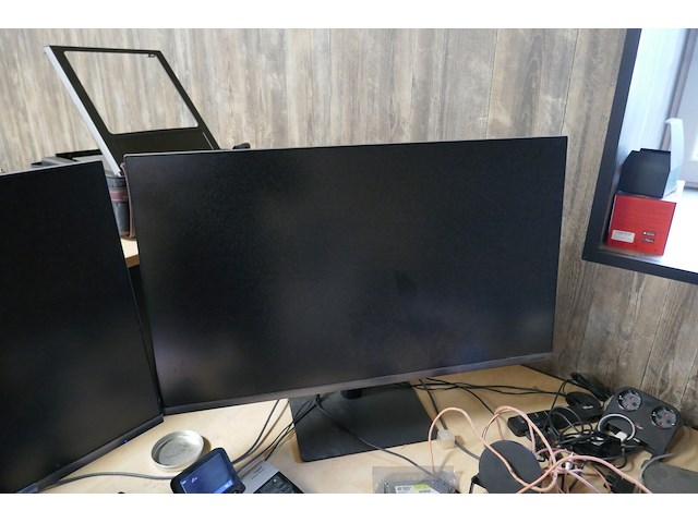 3 pc schermen en pc toren - afbeelding 4 van  7