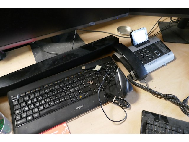 3 pc schermen en pc toren - afbeelding 5 van  7