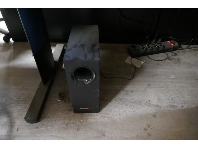 3 pc schermen en pc toren - afbeelding 7 van  7